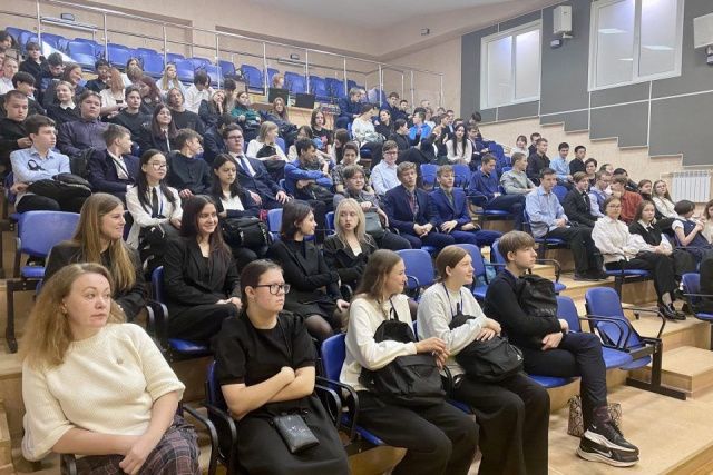 Сотрудники «Якутугля» провели урок по профориентации для гимназистов