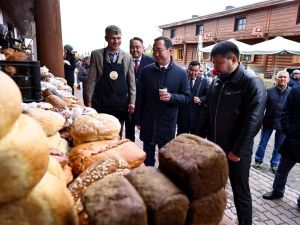 Айсен Николаев возложил цветы к памятнику основателю Якутска