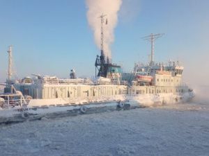 Медицинский кислород переправляют через реку Лена с помощью ледокола