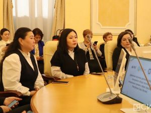 Специальную премию в 100 тысяч рублей вручили ста педагогам Якутии