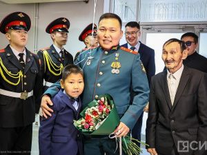 В аэропорту Якутска торжественно встретили Героя России Родимира Максимова