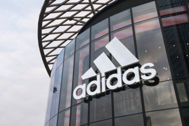 Товары компаний Adidas и Reebok вернутся в Россию