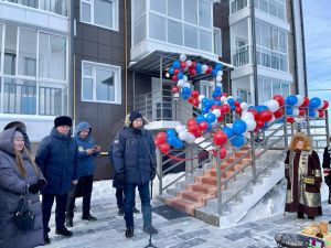 В селе Октемцы 76 человек получили новые квартиры взамен аварийного жилья 