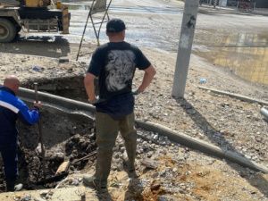 В Якутске восстанавливают водоснабжение после прорыва трубы по улице Федора Попова