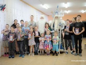 В детские и медицинские учреждения Якутска переданы новогодние подарки от мэрии