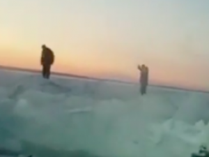  Видеофакт: В Якутии спасли двух человек, пытавшихся перейти реку пешком