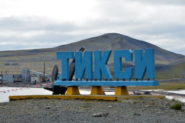 В Тикси идут поиски белого медведя, замеченного рядом с посёлком