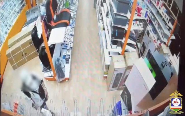Дважды посетил магазин под видом покупателя: в Якутии задержан подозреваемый в краже