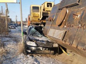 В Якутске цистерна фуры раздавила легковой автомобиль, водитель иномарки госпитализирован