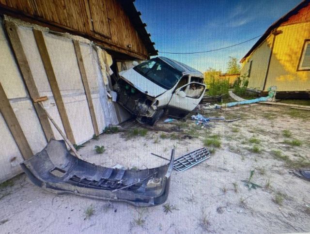 В Якутске водитель "Toyota Granvia" не справился с управлением и протаранил забор и фасад частного дома