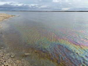 В Якутии неизвестные разлили нефть на реке Лене