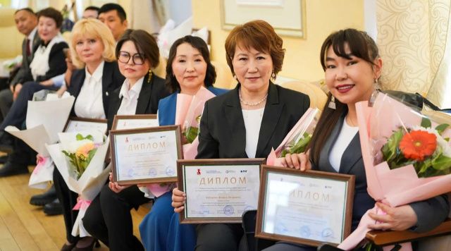 Премию в размере 100 тыс. рублей получат сто лучших педагогов Якутии