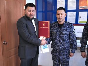 Евгений Григорьев наградил сотрудников Росгвардии