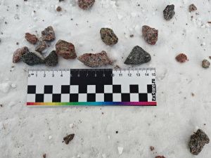 В Нерюнгри противогололедный щебень калечит машины, но чиновники проблем не видят