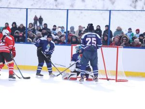 Зрелищной ничьей завершился матч звёзд мирового хоккея с якутской командой у Ленских столбов