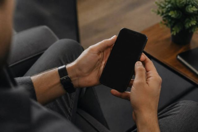 В Якутске мужчина украл телефон, забытый ребёнком на детской площадке, и попытался продать через интернет