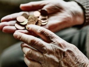 Дежурный прокурор: У 76-летней пенсионерки похитили со счета более трех миллионов рублей