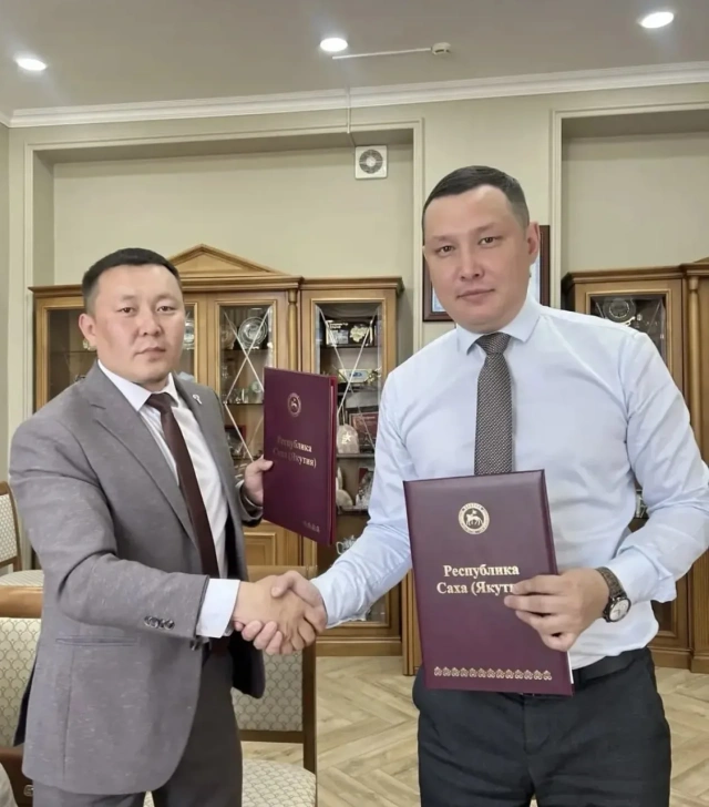 Водителям правительства Якутии шьют новую форму, а их шефы давятся земляникой