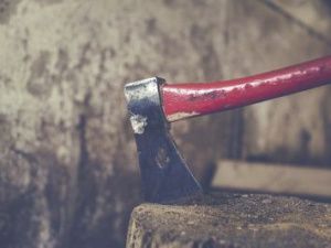 В Якутии трижды судимый несовершеннолетний взломал дверь магазина и похитил деньги из кассы