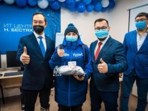 Айсен Николаев посетил IT-центр в Нижнем Бестяхе