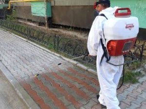 В Якутске продолжается санобработка в домах в связи с коронавирусом