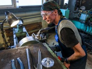 Работа не для слабаков: как вымораживают и ремонтируют речные суда в Якутии