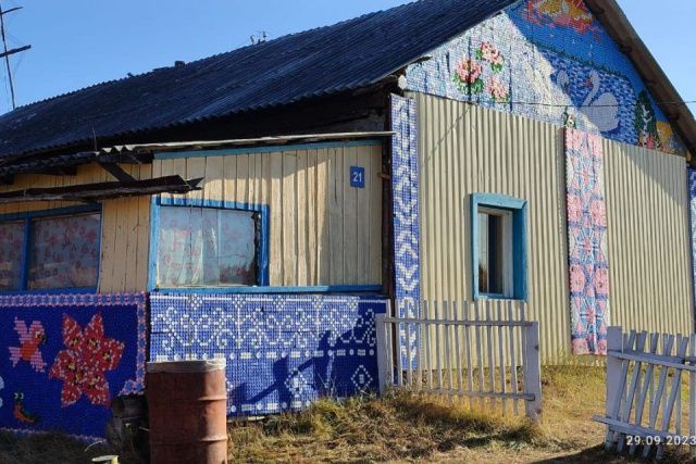Копили с 2015 года: в Якутии две сестры украсили фасад дома пластиковыми крышками