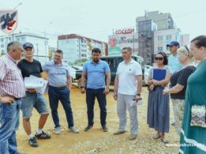 Евгений Григорьев проверил ход ремонта дворовой территории по ул. Кузьмина