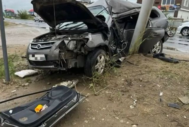 Жуткое ДТП в Якутске: машина всмятку об столб