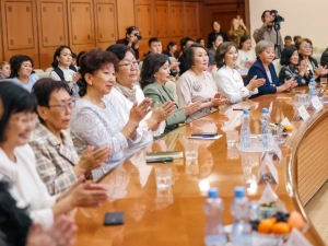 Лучшим педагогам-наставникам вручили премию Главы Якутии