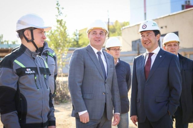 Глава Якутии проверил строящиеся объекты образования в городе Мирном