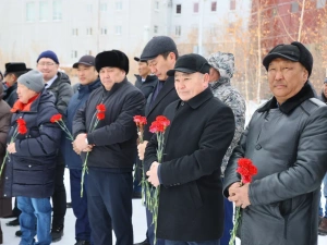 В Якутии возложили цветы к памятнику выдающемуся государственному деятелю республики Илье Винокурову