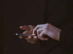 Мошенник обманул якутского школьника, который заказал в интернете толстовку