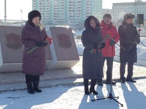 В Якутске на площади Победы возложили цветы в честь годовщины вхождения Крыма в состав России