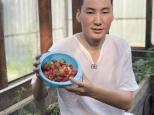 Якутский певец и телеведущий вырастил клубнику у себя в огороде