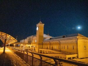 На станции Нижний Бестях железнодорожники поздравили женщин- пассажирок с Международным женским днём