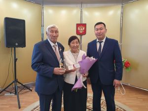 Две семьи из Хангаласского района Якутии награди знаком «Семейная доблесть»