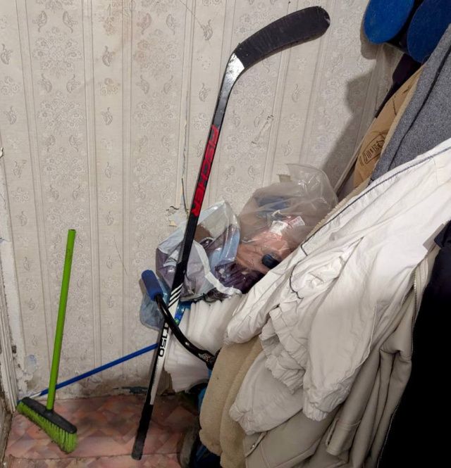 Сломала руку хоккейной клюшкой: Мать систематически избивала своего 13-летнего сына