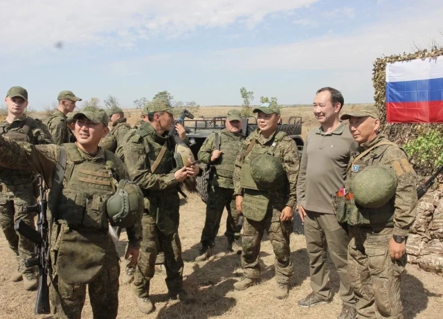 Айсен Николаев навестил бойцов спецоперации из Якутии на линии боевого соприкосновения