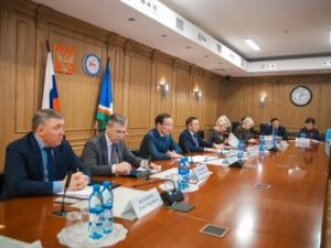 Жителей районов призывают сидеть дома и избегать посещения общественных мест