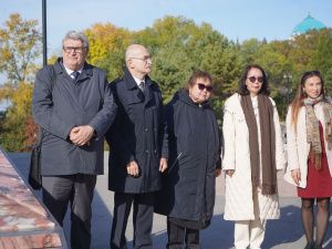 В Хабаровске участники «Поезда дружбы» возложили цветы к мемориалу «Победа на Востоке»