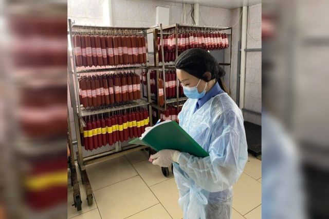 Партию сосисок с антибиотиком обнаружили в одном из детских садов Якутии