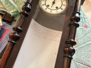 Фотофакт: старинные часы семьи Героя Лонгинова переданы в музей на его малой родине