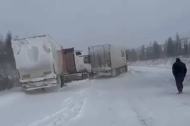 Десятки фур стали заложниками непогоды
