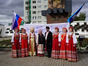 В Москве в парке Победы на Поклонной горе волонтеры развернут российский флаг