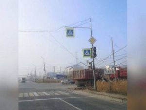 ГИБДД: водитель, сбивший столб на Автодорожной, пытался уйти от столкновения