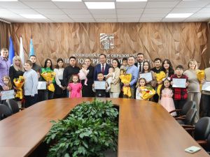 Айсен Николаев вручил жилищные сертификаты молодым семьям из Нерюнгри