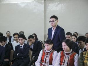 Сардана Авксентьева и Владимир Федоров провели открытые уроки в школах Якутска