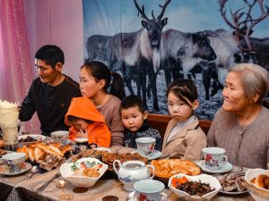 Айсен Николаев встретился с семьей потомственных оленеводов