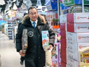 Айсен Николаев  дал старт благотворительной акции «Елка добра»